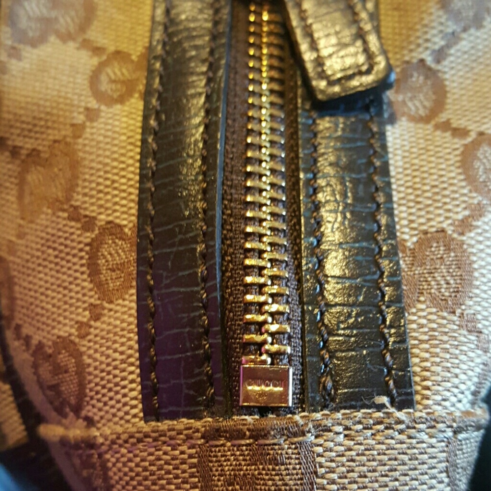 Vintage Well Loved Gucci Bag - Picture 4 of 11